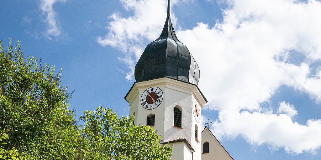 Kirche Mariä-Himmelfahrt in Kipfenberg, Außenansicht, blauer Himmel, leicht bewölkt