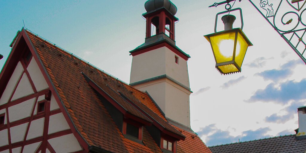 Fastnachtsmuseum "Fasenickl" in Kipfenberg, Außenansicht, Fachwerkhaus, blauer Himmel