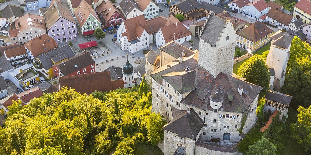 Altstadt Kipfenberg in Drohnenansicht, Tag, Abend