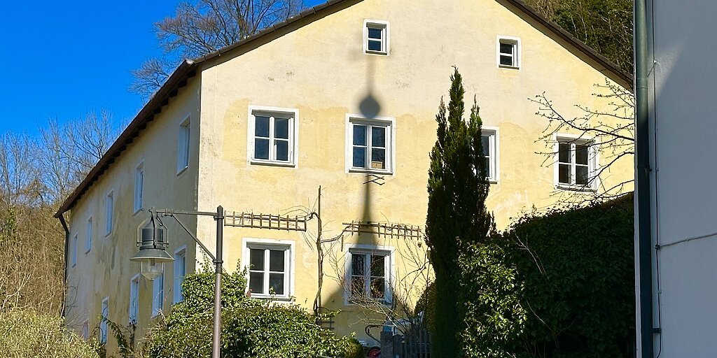 ehemaliges fürstbischöfliches Gefängnis in Kipfenberg, Außenansicht, blauer Himmel
