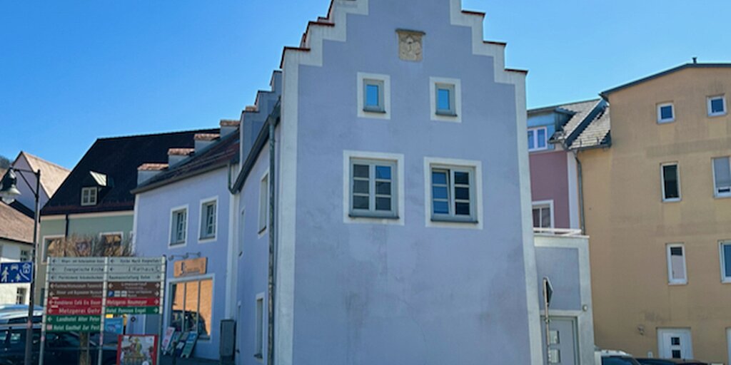 Das Amtshaus in Kipfenberg, Denkmal, Außenansicht, blauer Himmel