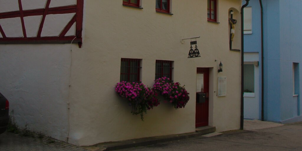 Fastnachtsmuseum "Fasenickl" in Kipfenberg, Außenansicht, Fachwerkhaus, blauer Himmel